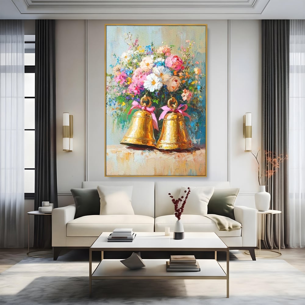 Tablou canvas cu pictura cu clopotei aurii si bujori, in rama de aluminiu auriu, pe perete intr-un living